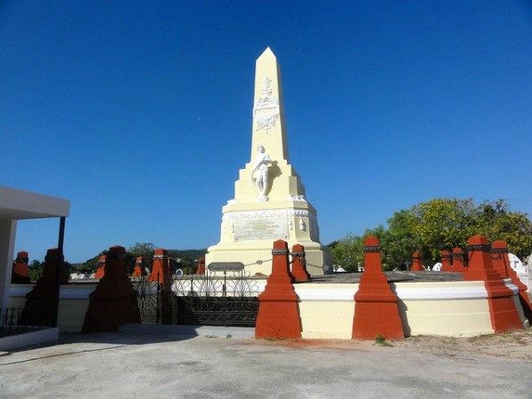 Mausoleo y Monumento a los Bomberos de El Polvorín, en el Cementerio Civil, Barrio Portugués Urbano, en Ponce, Puerto Rico.