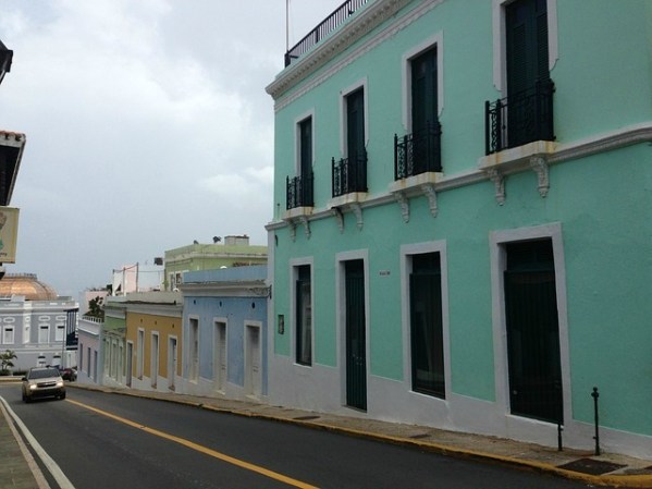9. El Viejo San Juan. Con sus calles empedradas y sus antiguas edificaciones, plazas, murallas y fortalezas, el Viejo San Juan ofrece un verdadero viaje al pasado que ningún visitante debería dejar de lado.