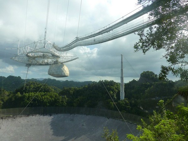 10. Radiotelescopio de Arecibo. Al norte de la isla se encuentra esta obra científica y arquitectónica diseñada para enviar y recibir ondas de radio de todo el universo, pero que fue diseñada principalmente para la búsqueda de vida extraterrestre.