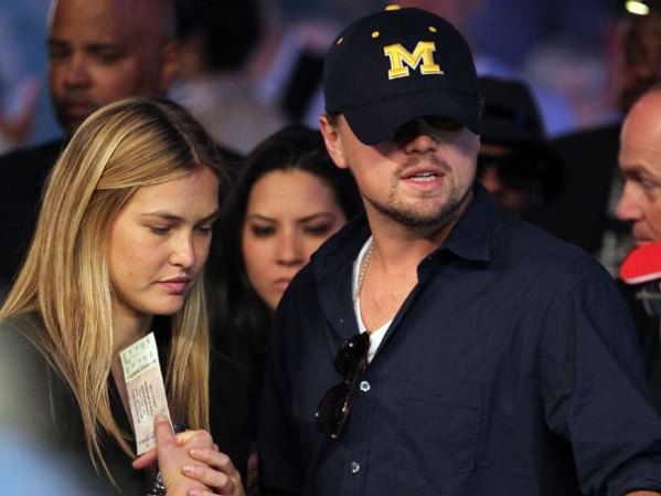 Refaeli comenzó su relación con DiCaprio en noviembre de 2005, después de reunirse con él en una fiesta en Las Vegas.