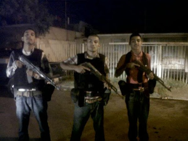 Como suele ocurrir con los videos y las fotos que se publican en "El blog del narco", estas imágenes son de procedencia desconocida.