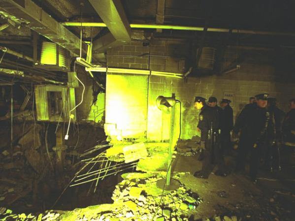 26 DE FEBRERO, 1993 El primer atentado contra las torres gemelas deja más de mil heridos y varios daños en el sótano de la estructura.