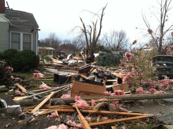 Los tornados destrozaron algunas zonas de Illionis y amenazaron la ciudad de Chicago.