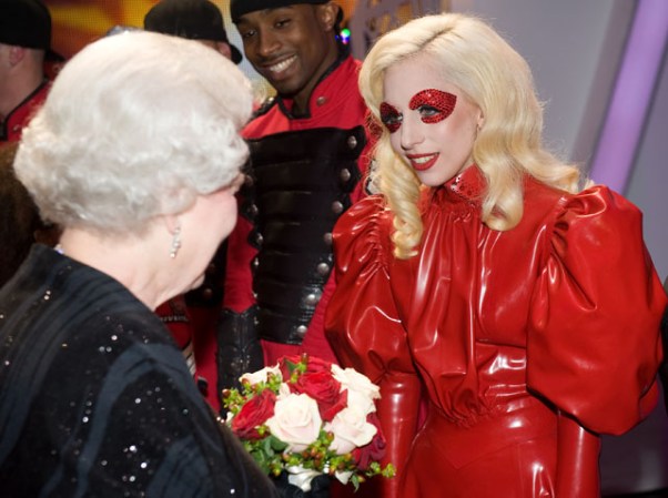 Gaga se unió al estilo "real", pero sin perder su sello excéntrico, para conocer a la Reina de Inglaterra.