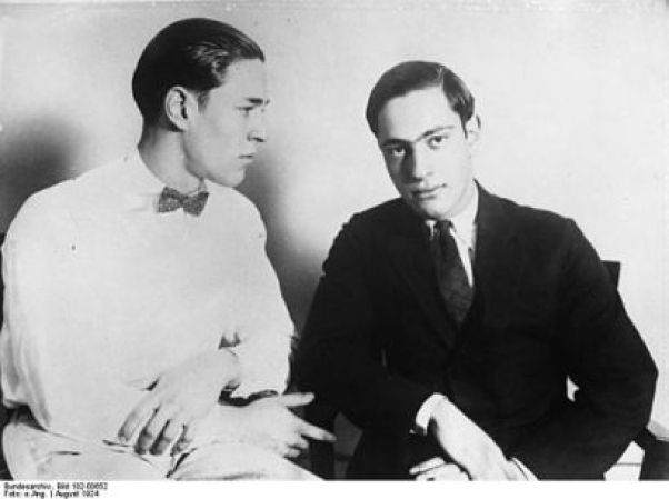 21 DE MAYO, 1924: Nathan Freudenthal Leopold, Jr. y Richard Albert Loeb eran dos estudiantes acaudalados de la Universidad de Chicago que secuestraron y mataron a Robert Franks, de 14 años, intentando perpetrar el "crimen perfecto".