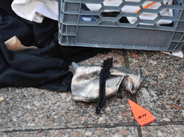 Más evidencia recogida en el lugar de los atentados. Se cree que esto forma parte de una de las bombas.