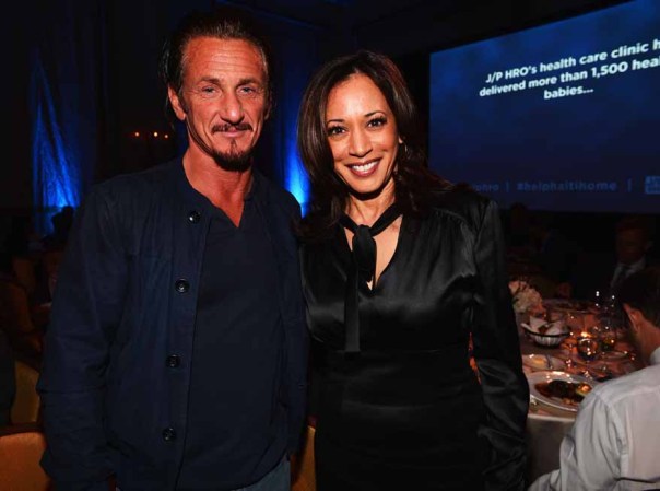 La llamó por teléfono para pedirle perdón. En la foto: La fiscal general de California, junto a Sean Penn en una gala benéfica del cineasta y sus amigos el pasado 12 de enero del 2013. Recaudan fondos para la recuperación de Haití.