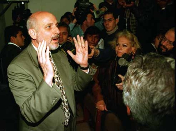 Tras ser condenada a 20 años en prisión, el Padre de Berenson, Mark, habla con los medios en Junio 20, 2001.
