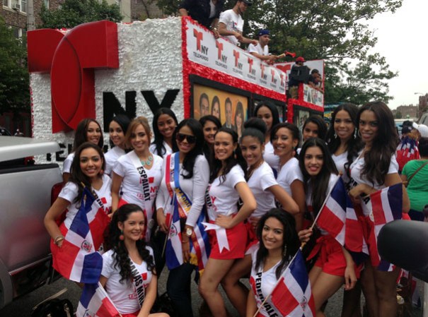 Miles de dominicanos se congregaron para celebrar por todo lo alto el Desfile Dominicano de El Bronx 2013 en la ciudad de Nueva York.