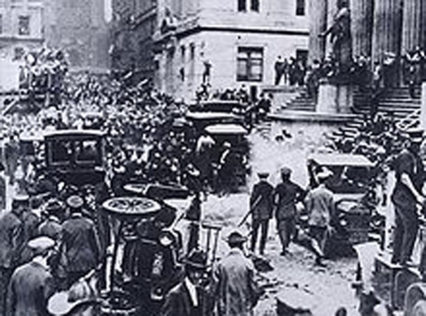 16 DE SEPTIEMBRE, 1920: Un atentado de bomba en el centro de la zona financiera mundial “Wall Street” deja a 38 muertos. Los culpables nunca fueron arrestados.