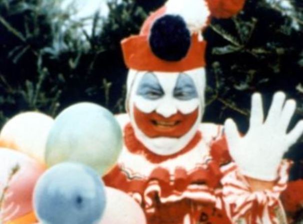 13 DE MARZO, 1980: John Wayne Gacy, Jr., tambien conocido como el Payaso Asesino, fue encontrado culpable de violar y asesinar a por lo menos 33 adolescentes y jóvenes entre 1972 y 1978.