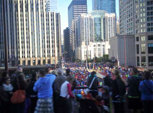Con alta participación y grandes medidas de seguridad se celebró la maratón de Chicago.