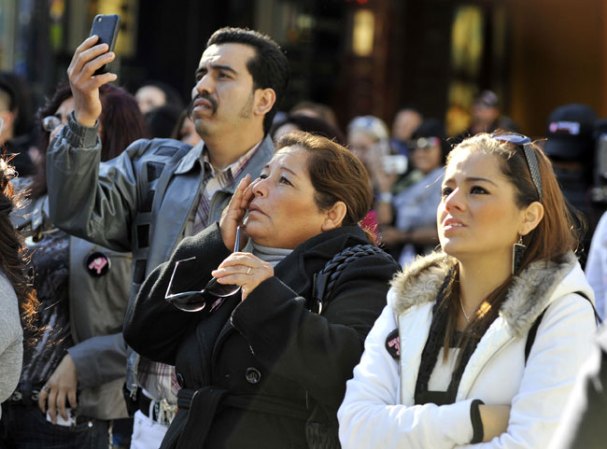 Admiradores de Jenni Rivera participan fuera del Gibson Amphitheatre de Los Angeles en la despedida de la Diva de la Banda.