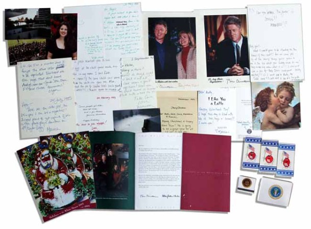 Muestra de las cartas y fotos que pertenecieron a Mónica Lewinsky que a casa de subastas Nate D. Sanders de autógrafos y memorabilia ha puesto a subasta.