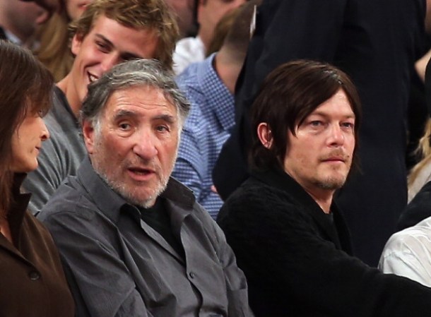 Judd Hirsch and Norman Reedus en juego de los New York Knicks y los Chicago Bulls.
