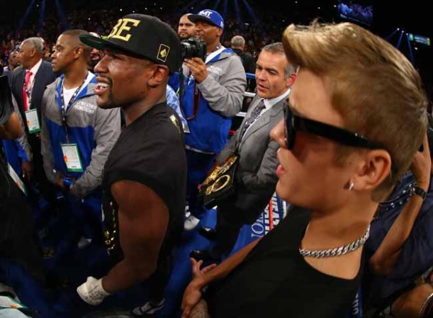 Floyd Mayweather destroza a el "Canelo"en la pelea del año.