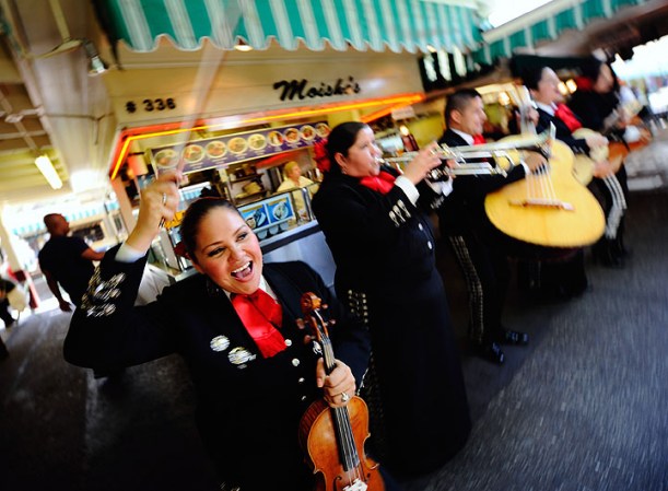 En este día es común las fiestas con mariachi y los grupos de baile folclórico.
