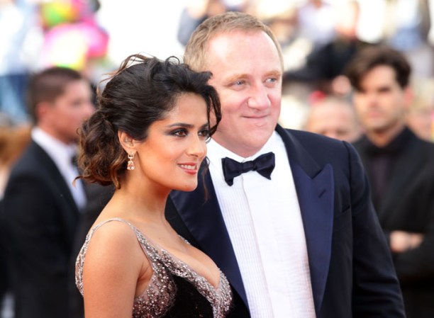 La mexicana iba acompañada de su marido, el multimillonario francés Francois-Henri Pinault, igualmente elegante con esmoquin.