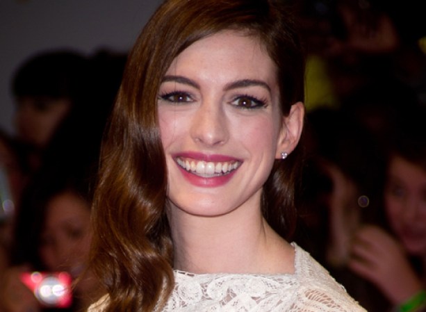 Anne Hathaway <br />Unos hermosos labios y una sonrisa que les hace honor. Si bien hemos visto explosiones de brillo y color en los labios de las famosas, esta temporada comienzan a verse colores intensos pero más opacos.
