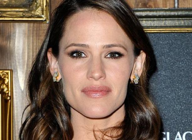 Jennifer Garner<br />Unos labios bellos y humectados como los de Jennifer se logran aplicando un bálsamo para labios que contenga petrolatum. Luego, no necesitarás más que un brillo de un color suave, un delineado ahumado en tus ojos y un poco de mascara, para lograr este look fresco y natural.