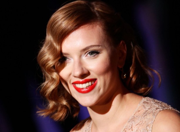 Scarlett Johansson<br /> Scarlett sabe resaltar sus labios y su hermosa sonrisa. Aquí vemos cómo creó un look retro, muy a lo Rita Hayworth, tanto con el peinado como con el maquillaje. ¿La clave del éxito? Si vas a colorear tus labios de rojo intenso, mantén tus ojos naturales, como en este caso.