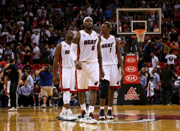 Dwyane Wade #3, LeBron James #6 y Chris Bosh #1. Los tres grandes.