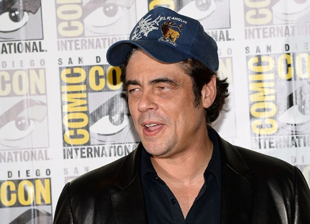 El actor Benicio del Toro lleva un anillo con un centro de roble, para poder “tocar madera” cuando desee.