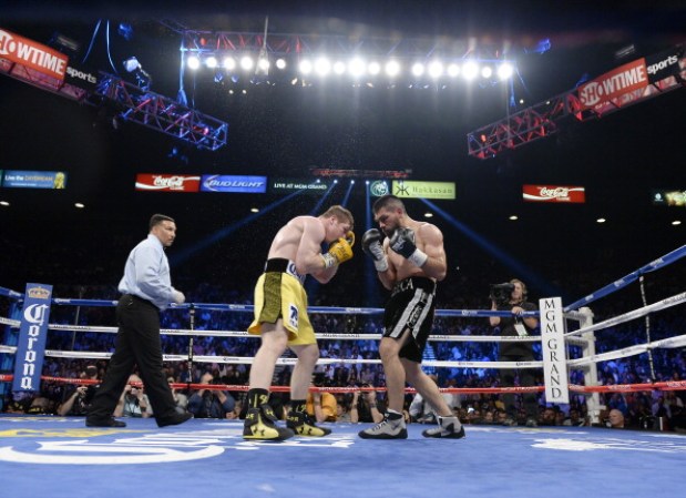 Pero mientras que Mayweather fue un mago de la defensa, Angulo recibió todo los golpes que le recetó el "Canelo".