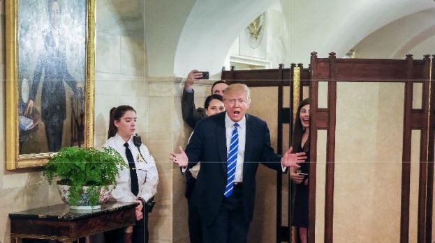 Trump da sorpresa en la Casa Blanca...y mira quién se col