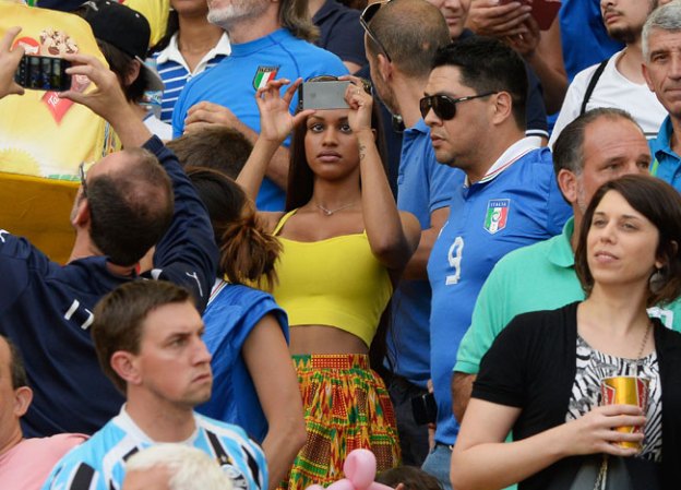 Fanny Neguesha, la novia del futbolista italiano Mario Barwuah Balotelli. Balotelli confirmó la reconociliación con su novia Fanny Neguesha a través de twitter antes de la Copa Confederaciones.