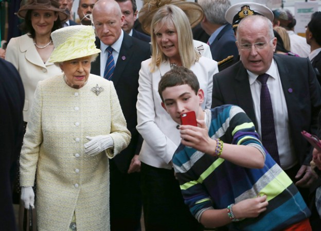 La reina Isabel II siendo captada en una fotografía tipo selfie durante su visita a Irlanda.