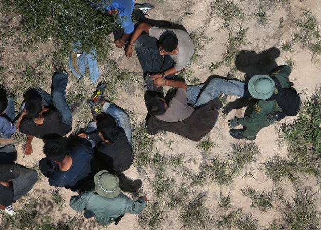 Monitorear la frontera es difícil y a diario se detienen indocumentados como lo muestra esta escena en Falfurrias, Texas.