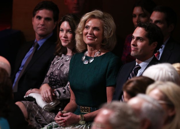 Ann Romney acompañada de su hijo, quien se ha dado a conocer entre la comunidad hispana por su dominio del español.
