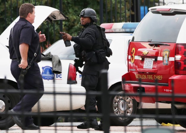 Imágenes tomadas en la zona del mortal tiroteo que ha tenido lugar este lunes en una base naval de la capital estadounidense.