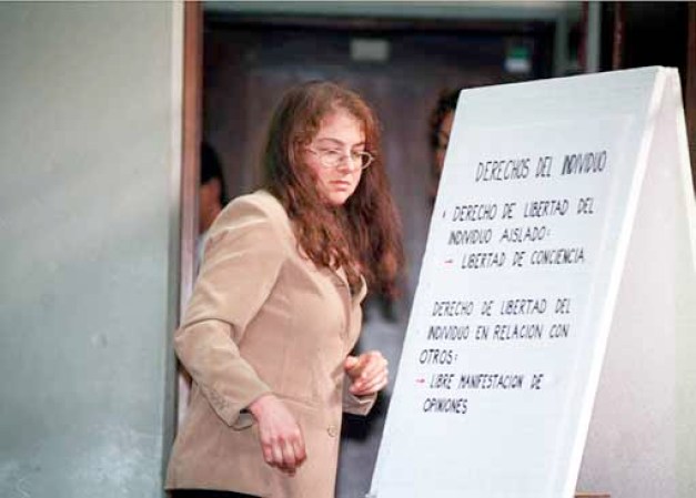 Lori Berenson señala un cartel en Junio 11, 2001 durante su juicio en Lima.