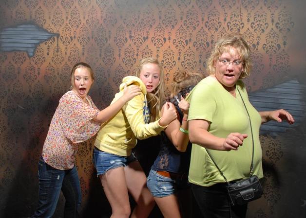 Fotos tomadas a quienes visitan la Casa del Horror Nightmares Fear Factory en Niagara Falls, Canadá, Lo que no se revela es la causa del espanto.