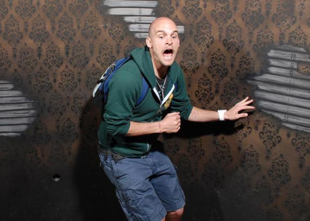 Fotos tomadas a quienes visitan la Casa del Horror Nightmares Fear Factory en Niagara Falls, Canadá, Lo que no se revela es la causa del espanto.