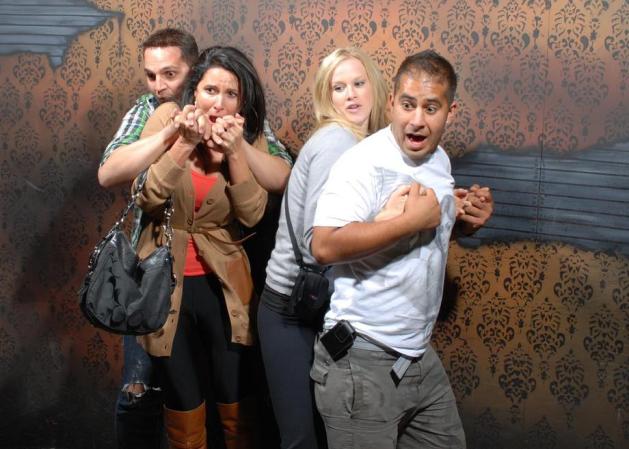 Fotos tomadas a quienes visitan la Casa del Horror Nightmares Fear Factory en Niagara Falls, Canadá, Lo que no se revela es la causa del espanto.