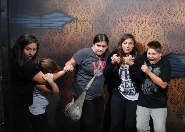 Fotos tomadas a quienes visitan la Casa del Horror Nightmares Fear Factory en Niagara Falls, Canadá, Lo que no se revela es la causa del espanto.