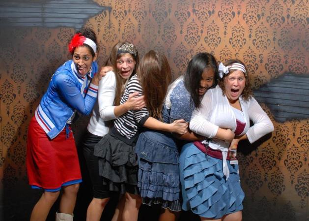 Fotos tomadas a quienes visitan la Casa del Horror Nightmares Fear Factory en Niagara Falls, Canadá, Lo que no se revela es la causa del espanto.