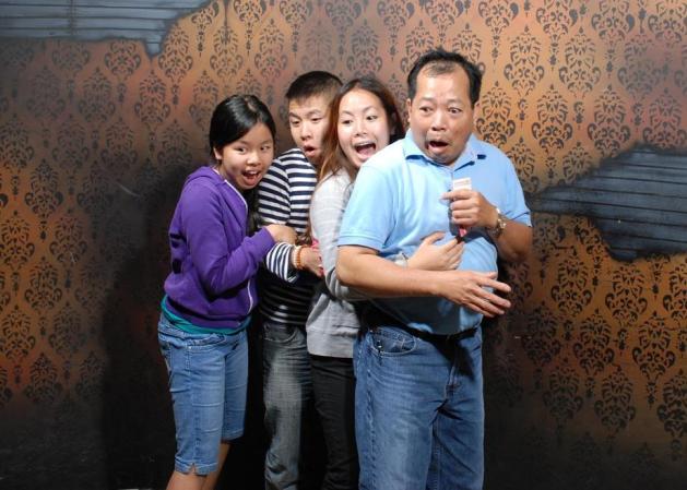 Fotos tomadas a quienes visitan la Casa del Horror Nightmares Fear Factory en Niagara Falls, Canadá, Lo que no se revela es la causa del espanto.