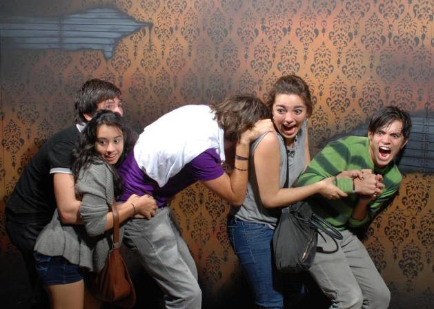 Fotos tomadas a quienes visitan la Casa del Horror Nightmares Fear Factory en Niagara Falls, Canadá, Lo que no se revela es la causa del espanto.