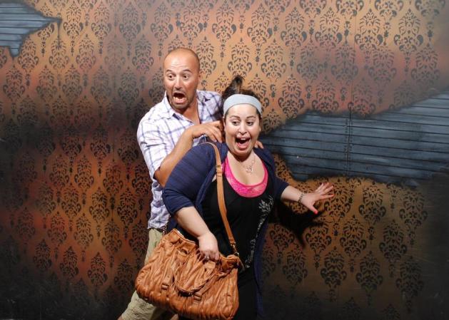Fotos tomadas a quienes visitan la Casa del Horror Nightmares Fear Factory en Niagara Falls, Canadá, Lo que no se revela es la causa del espanto.