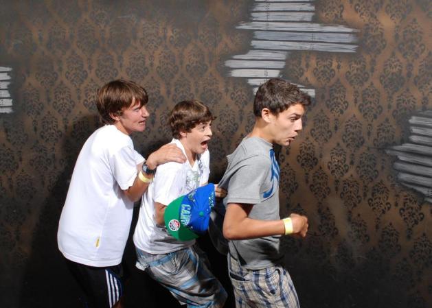 Fotos tomadas a quienes visitan la Casa del Horror Nightmares Fear Factory en Niagara Falls, Canadá, Lo que no se revela es la causa del espanto.