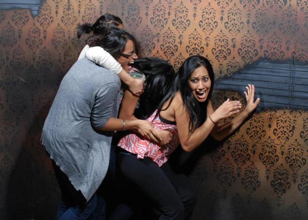 Fotos tomadas a quienes visitan la Casa del Horror Nightmares Fear Factory en Niagara Falls, Canadá, Lo que no se revela es la causa del espanto.