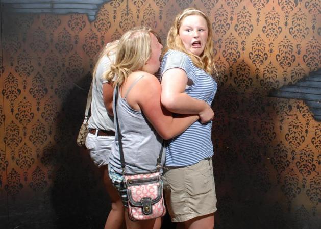 Fotos tomadas a quienes visitan la Casa del Horror Nightmares Fear Factory en Niagara Falls, Canadá, Lo que no se revela es la causa del espanto.