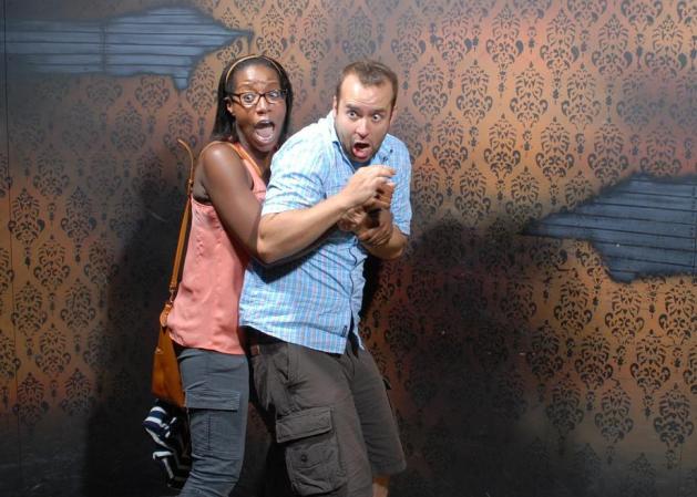 Fotos tomadas a quienes visitan la Casa del Horror Nightmares Fear Factory en Niagara Falls, Canadá, Lo que no se revela es la causa del espanto.