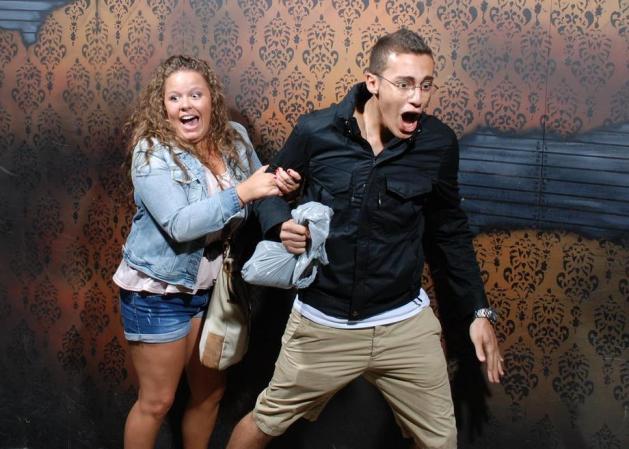 Fotos tomadas a quienes visitan la Casa del Horror Nightmares Fear Factory en Niagara Falls, Canadá, Lo que no se revela es la causa del espanto.