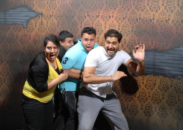 Fotos tomadas a quienes visitan la Casa del Horror Nightmares Fear Factory en Niagara Falls, Canadá, Lo que no se revela es la causa del espanto.