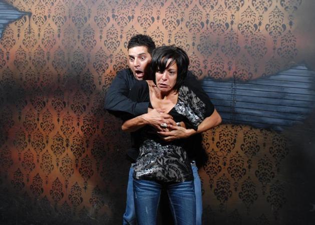 Fotos tomadas a quienes visitan la Casa del Horror Nightmares Fear Factory en Niagara Falls, Canadá, Lo que no se revela es la causa del espanto.